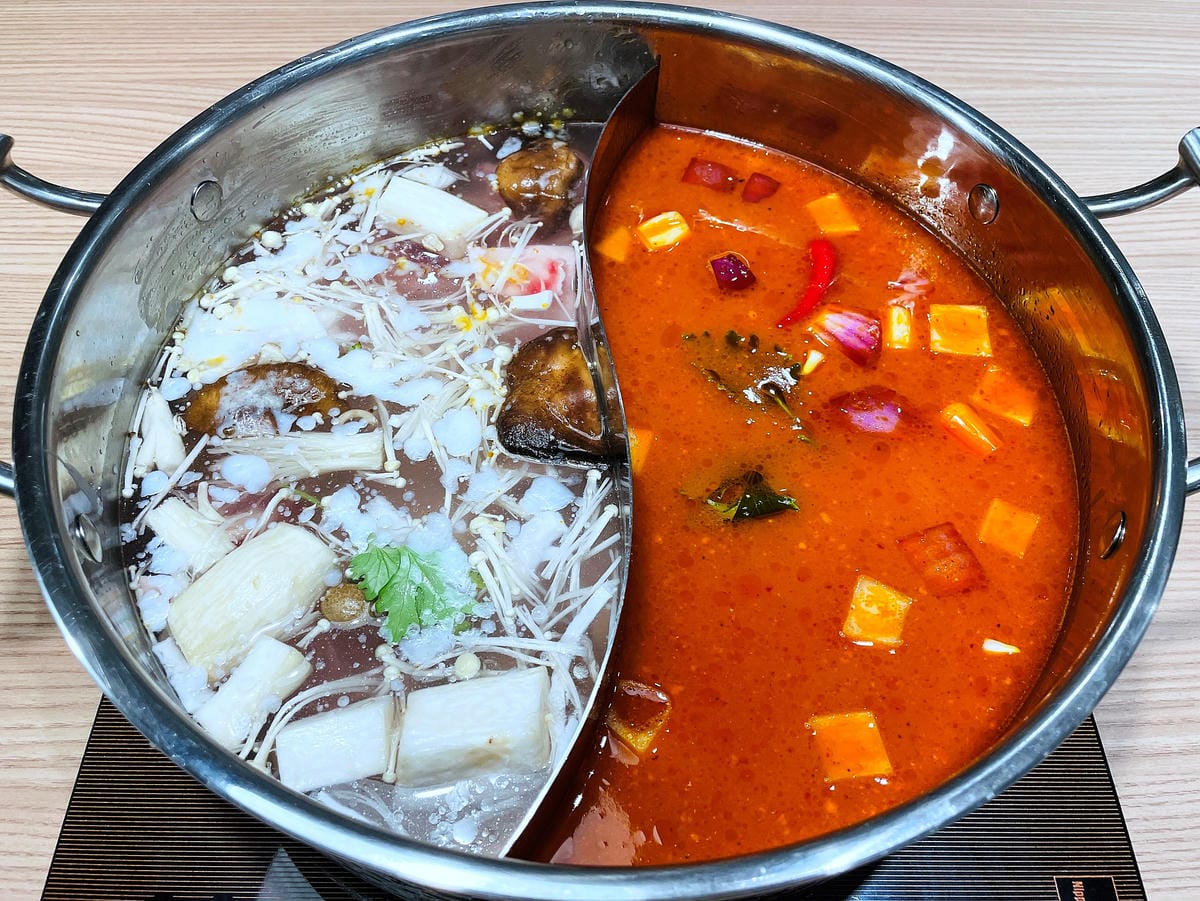 【追樂泰式火鍋 板橋重慶店】火鍋第一品牌-最狂排隊名店,湯頭『泰』正點了!最強「祕式泰式冬陰功」酸爽甘甜「椰子雞」水嫩椰肉讓人驚喜!