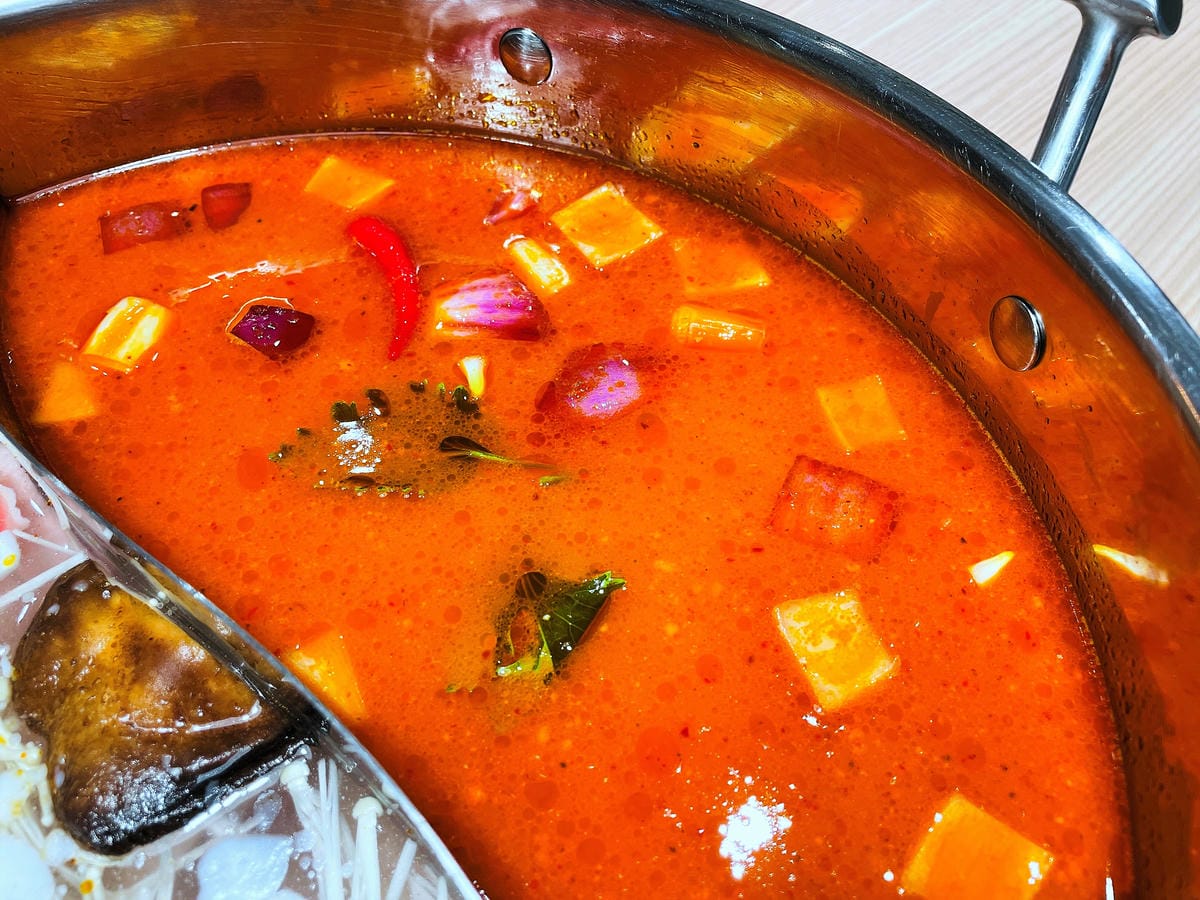 【追樂泰式火鍋 板橋重慶店】火鍋第一品牌-最狂排隊名店,湯頭『泰』正點了!最強「祕式泰式冬陰功」酸爽甘甜「椰子雞」水嫩椰肉讓人驚喜!