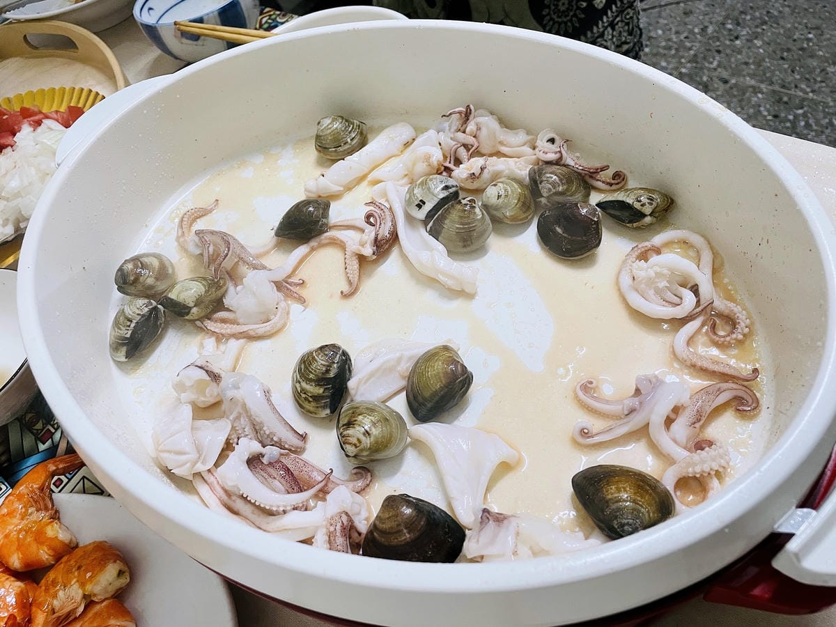 【SANSUI 山水】多功能電烤盤 SEBW-Q699『章魚燒海鮮燉飯蒜苗鹹豬肉』一鍋搞定!SGS檢驗合格-陶瓷塗層深鍋盤面大容量深,U型管導熱快料理超省時!