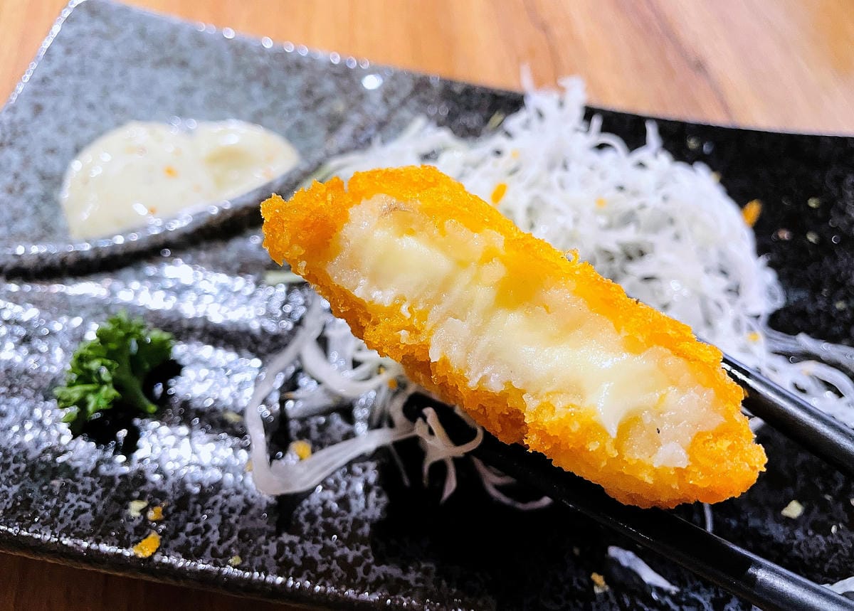 【容燒居酒屋】松山區居酒屋-台北寵物友善餐廳!毛孩專屬肉串吃起來帶小臘腸咪咪出門吃寵物串燒!