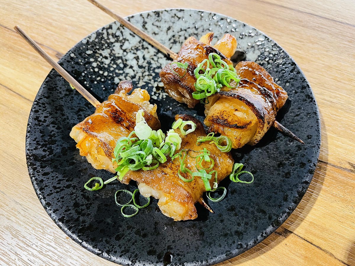 【容燒居酒屋】松山區居酒屋-台北寵物友善餐廳!毛孩專屬肉串吃起來帶小臘腸咪咪出門吃寵物串燒!