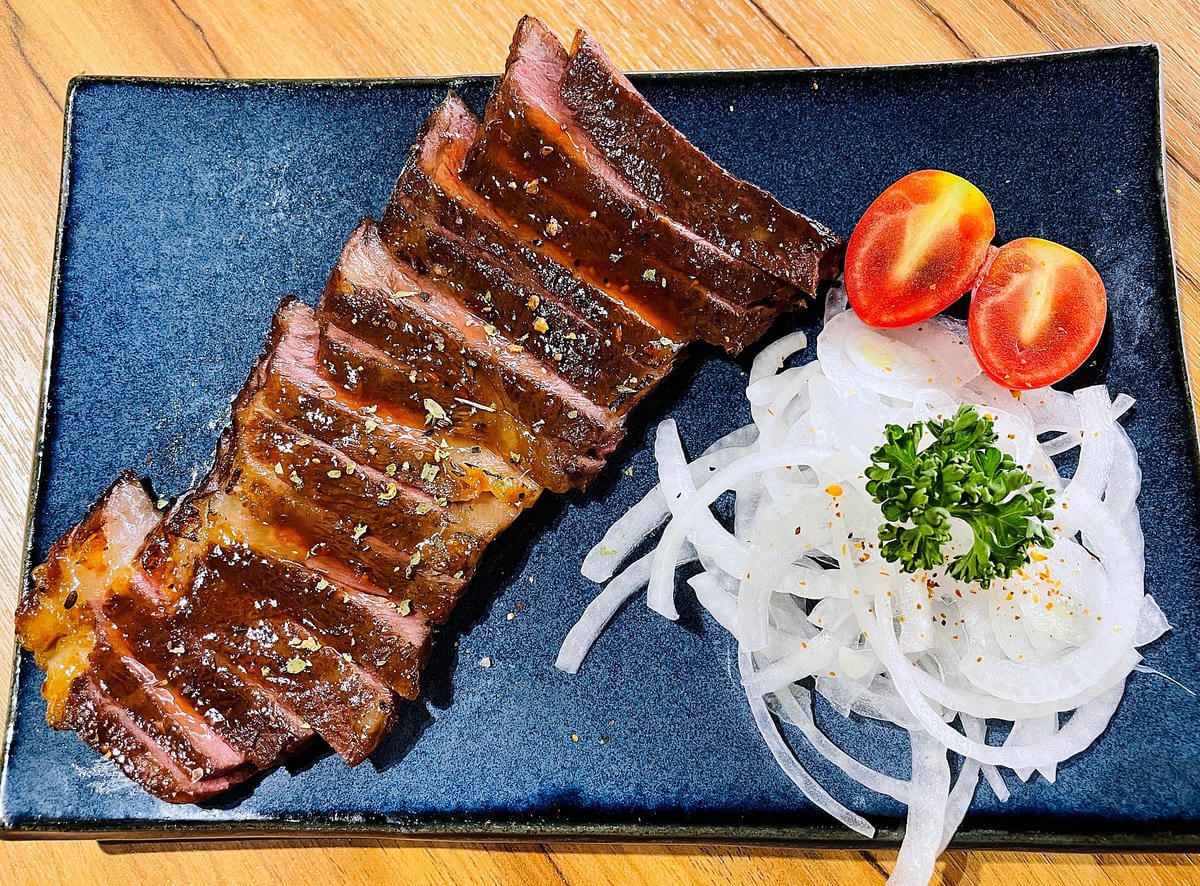 【容燒居酒屋】松山區居酒屋-台北寵物友善餐廳!毛孩專屬肉串吃起來帶小臘腸咪咪出門吃寵物串燒!