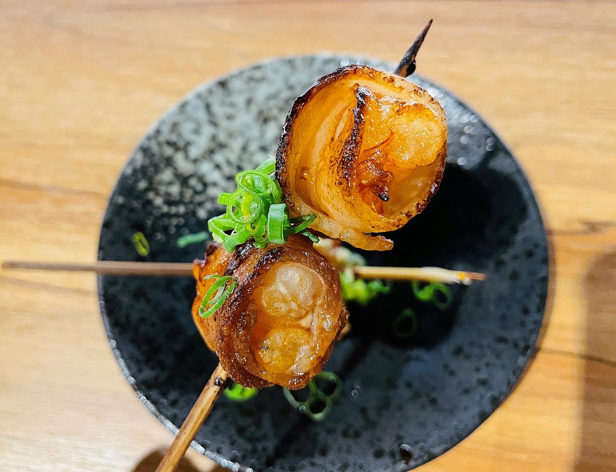 【容燒居酒屋】松山區居酒屋-台北寵物友善餐廳!毛孩專屬肉串吃起來帶小臘腸咪咪出門吃寵物串燒!