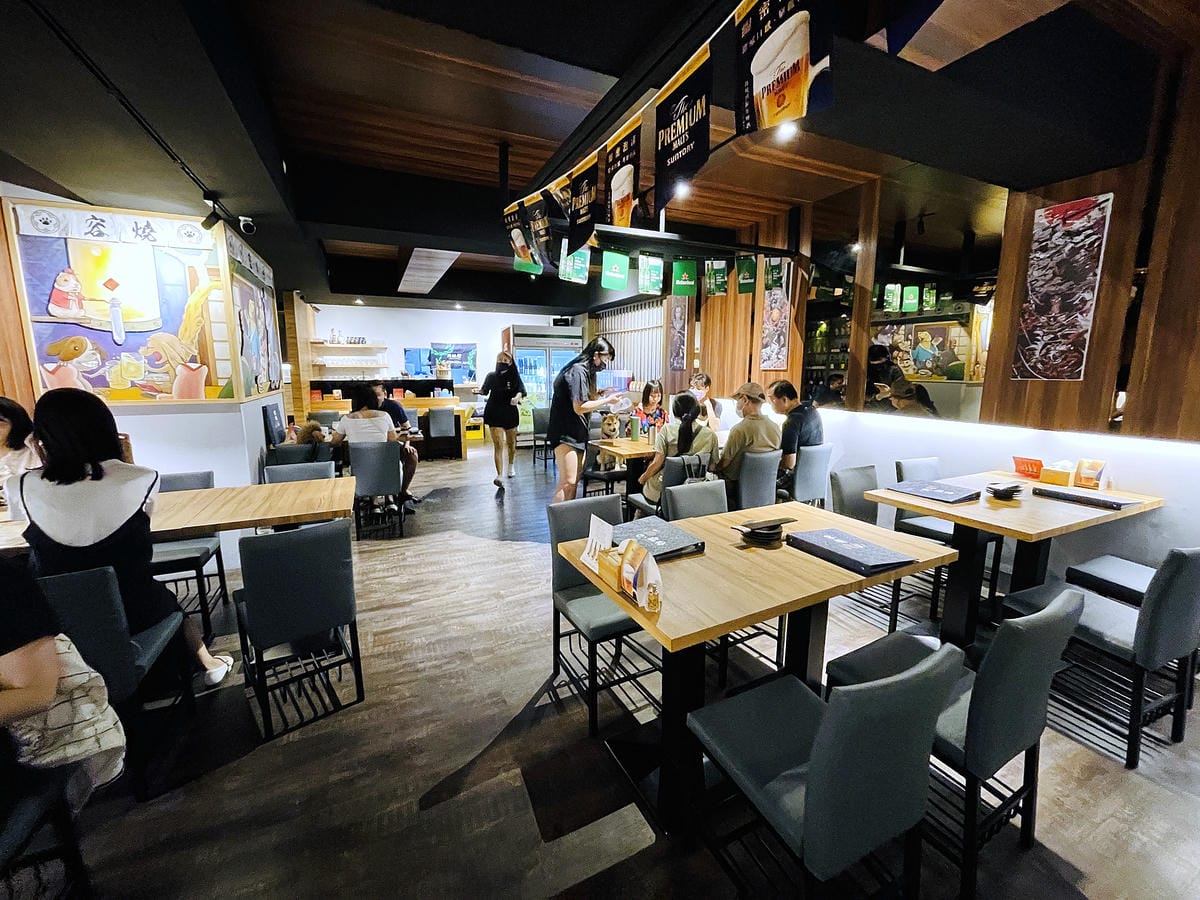 【容燒居酒屋】松山區居酒屋-台北寵物友善餐廳!毛孩專屬肉串吃起來帶小臘腸咪咪出門吃寵物串燒!