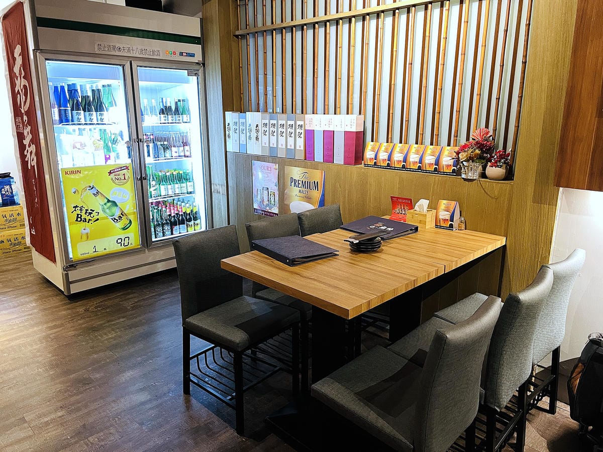 【容燒居酒屋】松山區居酒屋-台北寵物友善餐廳!毛孩專屬肉串吃起來帶小臘腸咪咪出門吃寵物串燒!