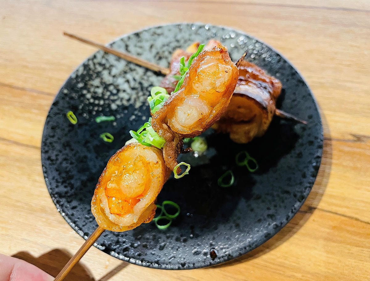 【容燒居酒屋】松山區居酒屋-台北寵物友善餐廳!毛孩專屬肉串吃起來帶小臘腸咪咪出門吃寵物串燒!