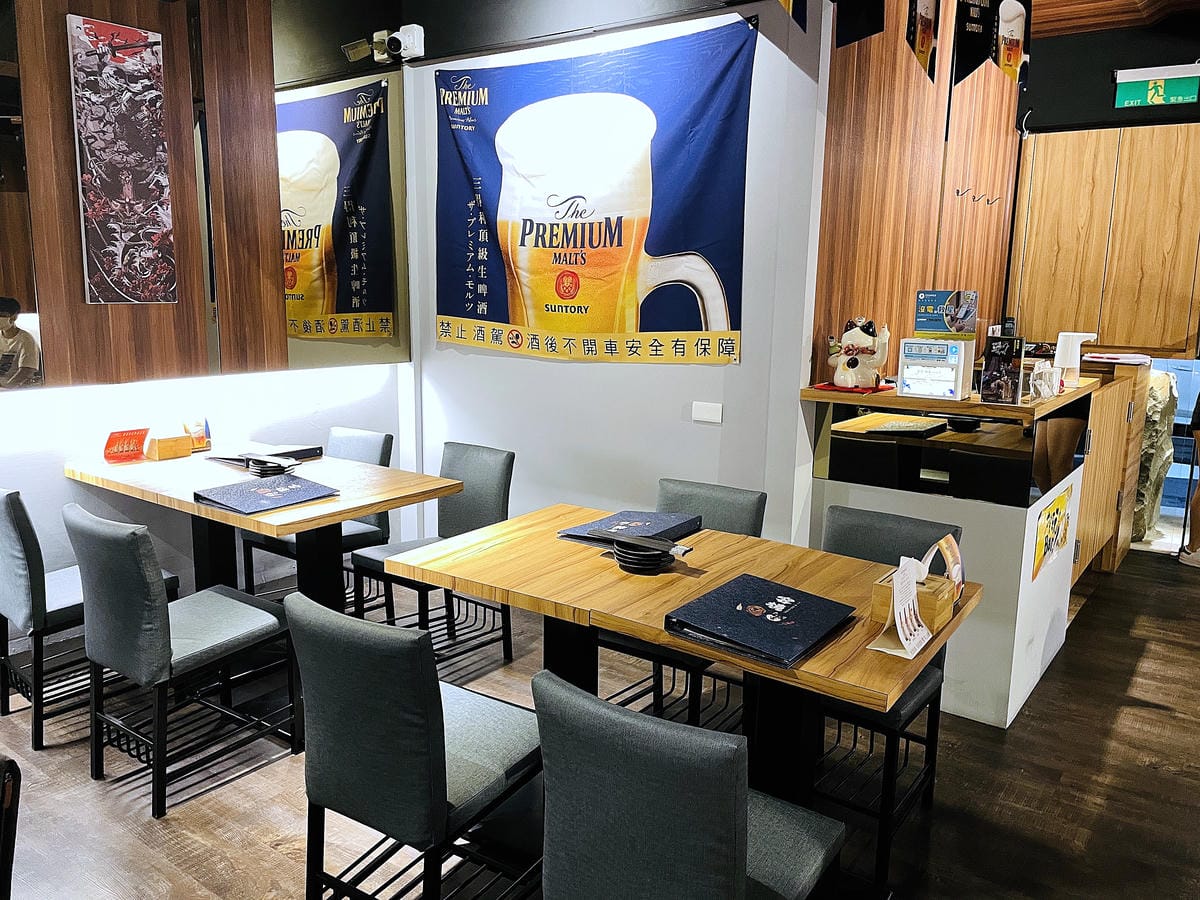 【容燒居酒屋】松山區居酒屋-台北寵物友善餐廳!毛孩專屬肉串吃起來帶小臘腸咪咪出門吃寵物串燒!
