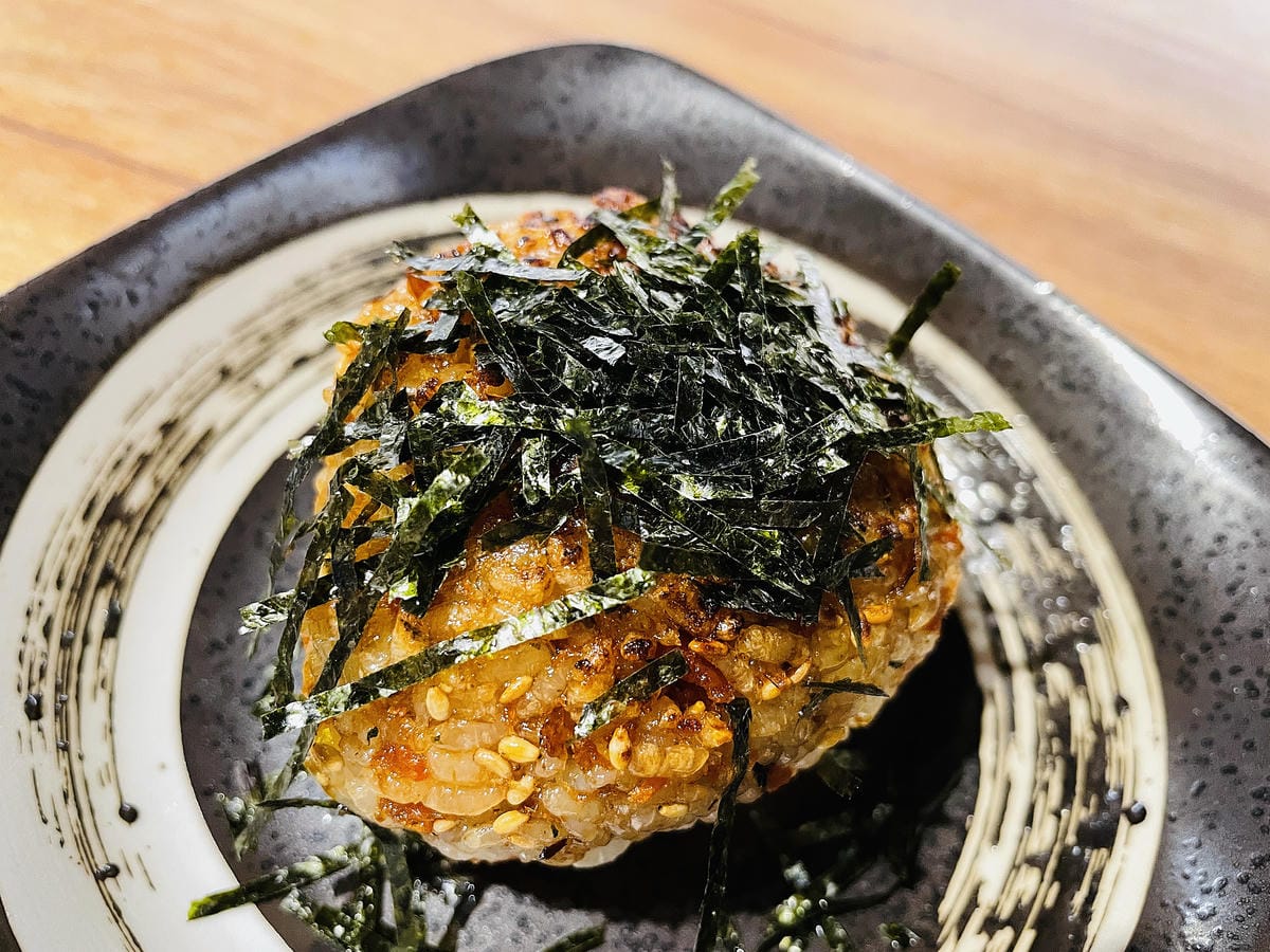 【容燒居酒屋】松山區居酒屋-台北寵物友善餐廳!毛孩專屬肉串吃起來帶小臘腸咪咪出門吃寵物串燒!