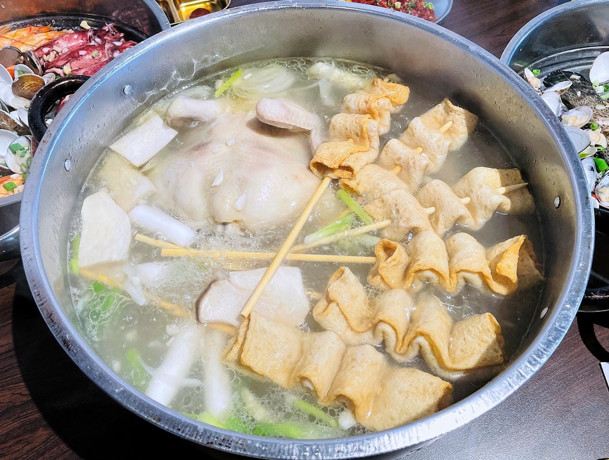 【韓雞村】닭한마리朋月栻-宜蘭小韓國村主題餐廳『韓式料理』『澎派海鮮』『大臉盆火鍋霸氣登場』!免費韓服體驗一秒變身韓妞宜蘭羅東多人聚餐推薦!