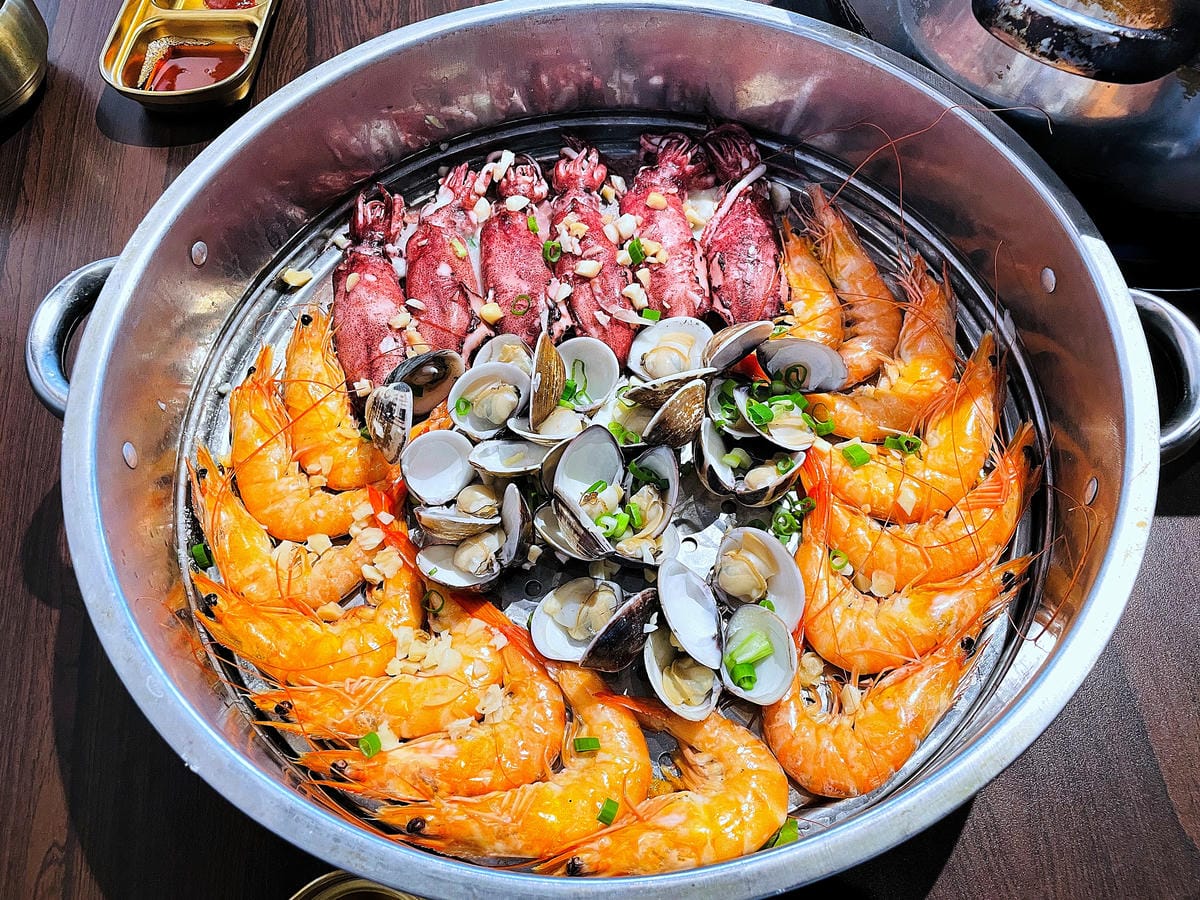 【韓雞村】닭한마리朋月栻-宜蘭小韓國村主題餐廳『韓式料理』『澎派海鮮』『大臉盆火鍋霸氣登場』!免費韓服體驗一秒變身韓妞宜蘭羅東多人聚餐推薦!