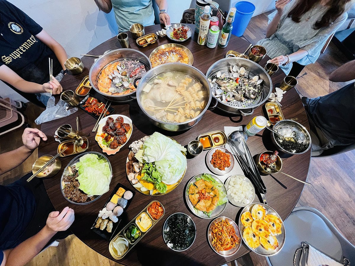 【韓雞村】닭한마리朋月栻-宜蘭小韓國村主題餐廳『韓式料理』『澎派海鮮』『大臉盆火鍋霸氣登場』!免費韓服體驗一秒變身韓妞宜蘭羅東多人聚餐推薦!