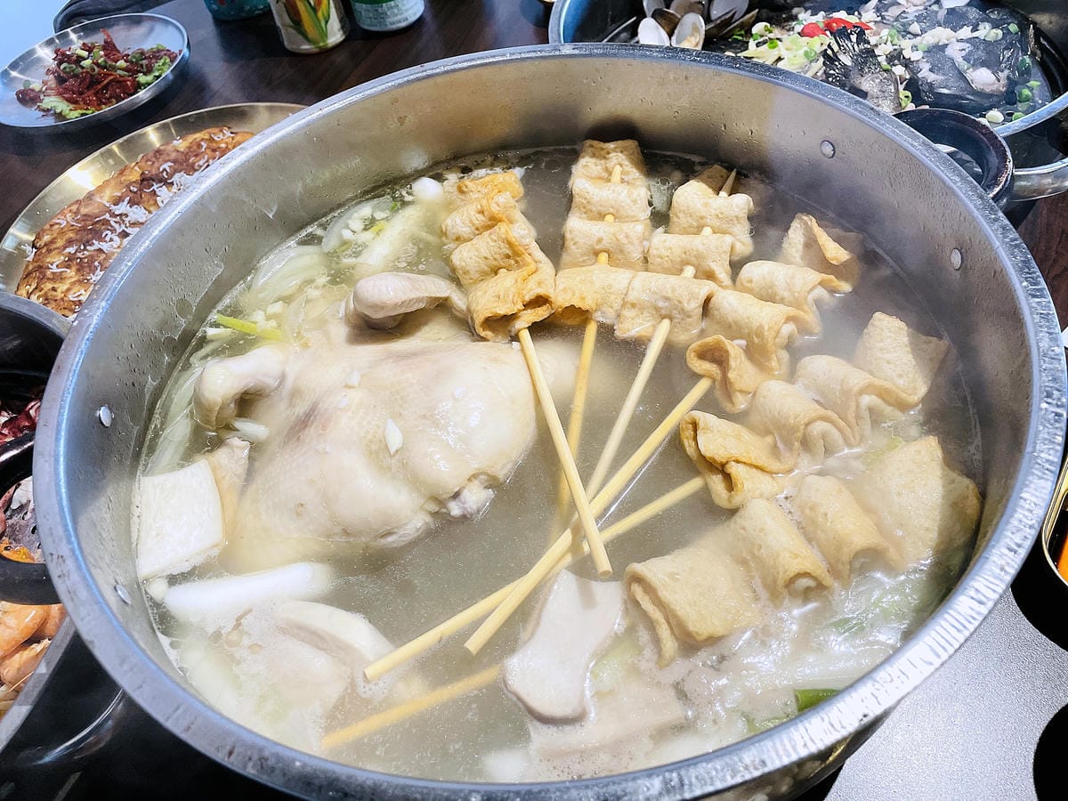 【韓雞村】닭한마리朋月栻-宜蘭小韓國村主題餐廳『韓式料理』『澎派海鮮』『大臉盆火鍋霸氣登場』!免費韓服體驗一秒變身韓妞宜蘭羅東多人聚餐推薦!