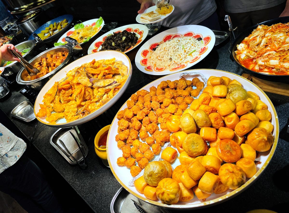 【大戈壁蒙古烤肉】台北平價『烤肉鴛鴦鍋』吃到飽推薦!菜單全新改版再升級大圓桌超適合團體多人聚餐!