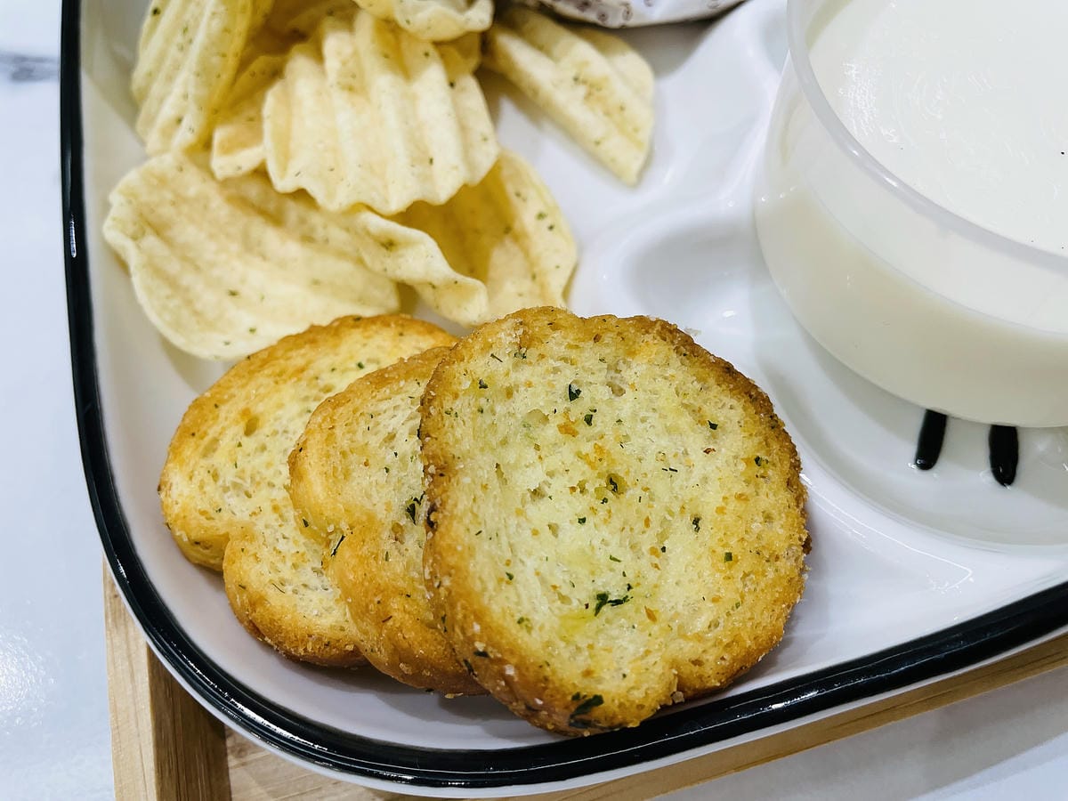 【貓裡居】萌貓咪爆擊『林口貓咖啡廳』『貓旅館』推薦!超療癒貓奴天堂盡情撸貓超好吃抹茶千層蛋糕!