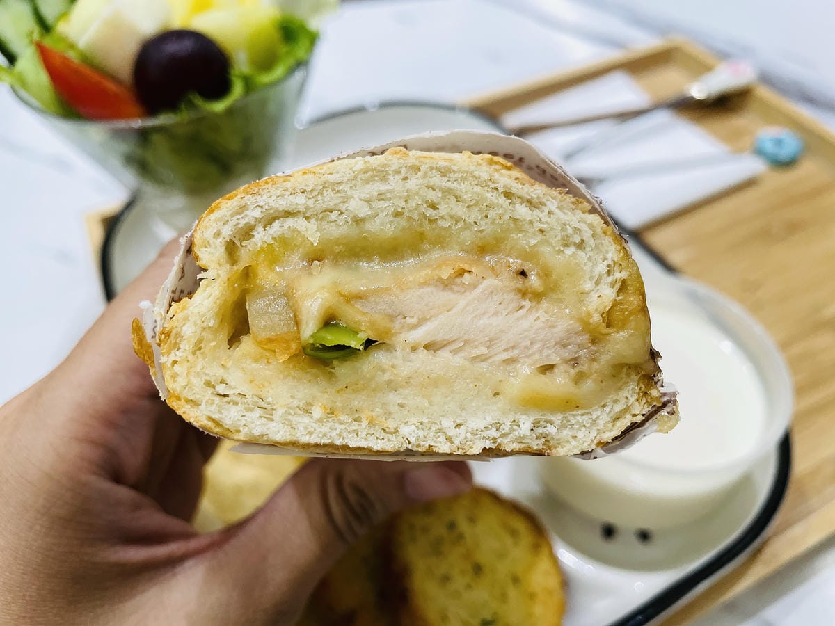 【貓裡居】萌貓咪爆擊『林口貓咖啡廳』『貓旅館』推薦!超療癒貓奴天堂盡情撸貓超好吃抹茶千層蛋糕!