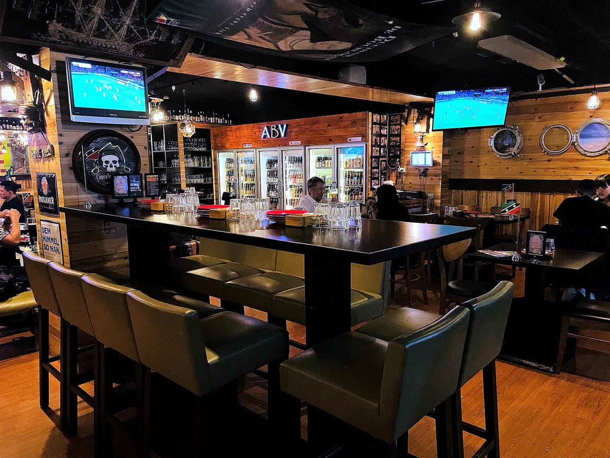 【ABV加勒比海餐酒館】台北東區餐酒館!喝世界精釀啤酒看運動轉播就是爽!捷運忠孝敦化站東區美食,不限時啤酒餐廳推薦!