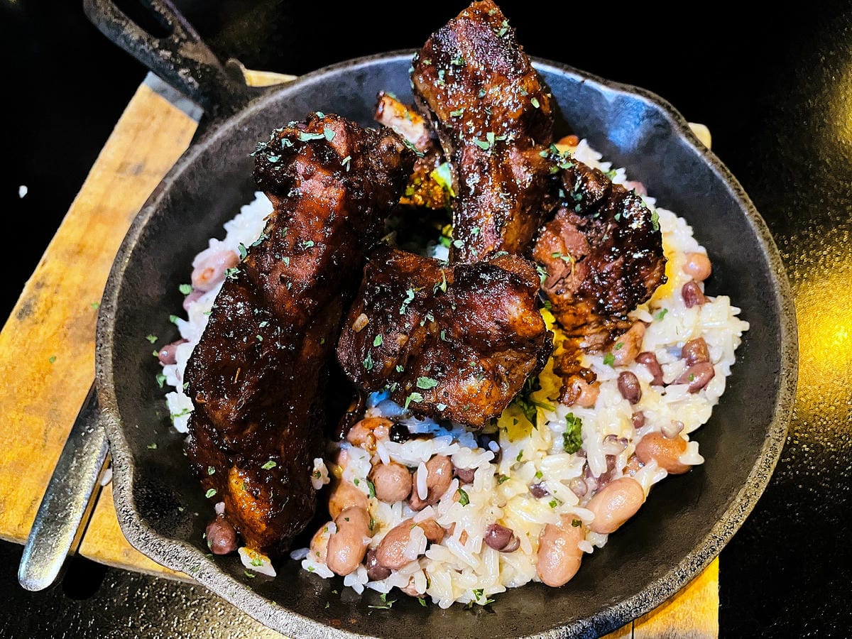 【ABV加勒比海餐酒館】台北東區餐酒館!喝世界精釀啤酒看運動轉播就是爽!捷運忠孝敦化站東區美食,不限時啤酒餐廳推薦!