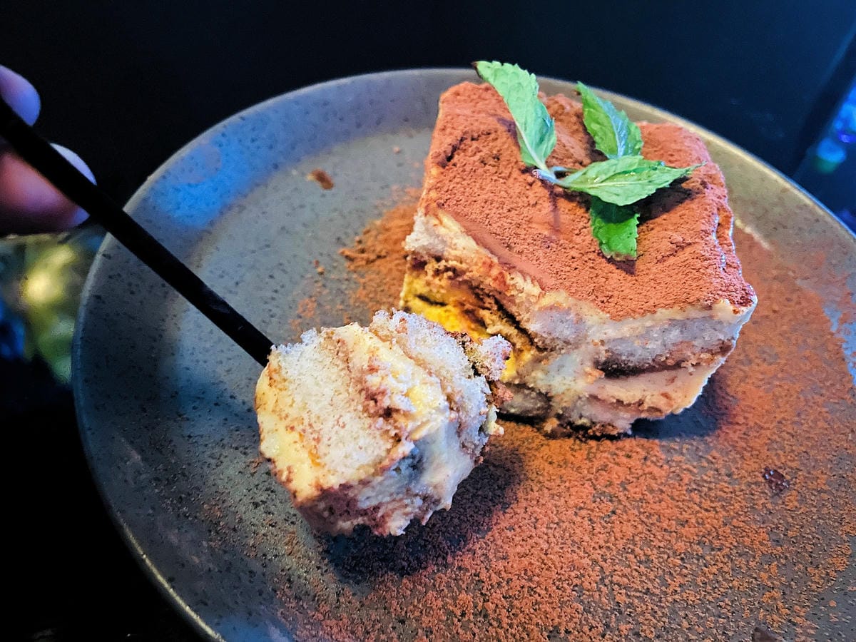 【艾琦冷飲室A Ki Drinks Bar】新北板橋餐酒館推薦!「創意調酒」「塔羅牌占卜」「抽水煙」「飛鏢機」「桌遊」新北板橋最嗨深夜酒吧,與朋友聚會玩樂首選!