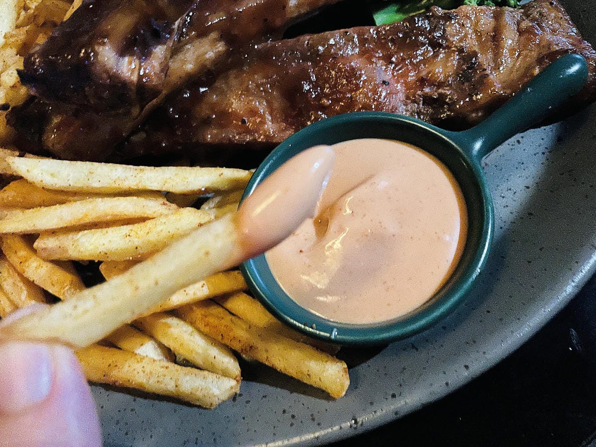 【艾琦冷飲室A Ki Drinks Bar】新北板橋餐酒館推薦!「創意調酒」「塔羅牌占卜」「抽水煙」「飛鏢機」「桌遊」新北板橋最嗨深夜酒吧,與朋友聚會玩樂首選!