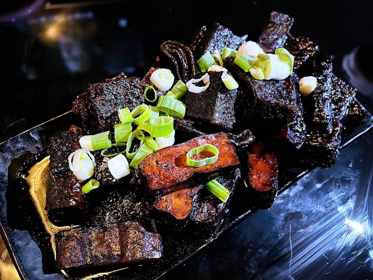 【艾琦冷飲室A Ki Drinks Bar】新北板橋餐酒館推薦!「創意調酒」「塔羅牌占卜」「抽水煙」「飛鏢機」「桌遊」新北板橋最嗨深夜酒吧,與朋友聚會玩樂首選!