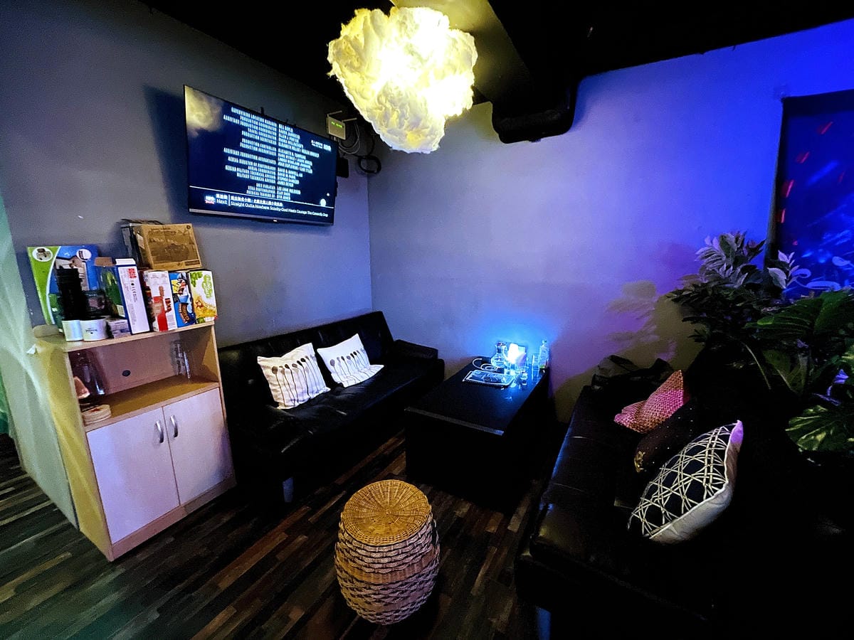 【艾琦冷飲室A Ki Drinks Bar】新北板橋餐酒館推薦!「創意調酒」「塔羅牌占卜」「抽水煙」「飛鏢機」「桌遊」新北板橋最嗨深夜酒吧,與朋友聚會玩樂首選!