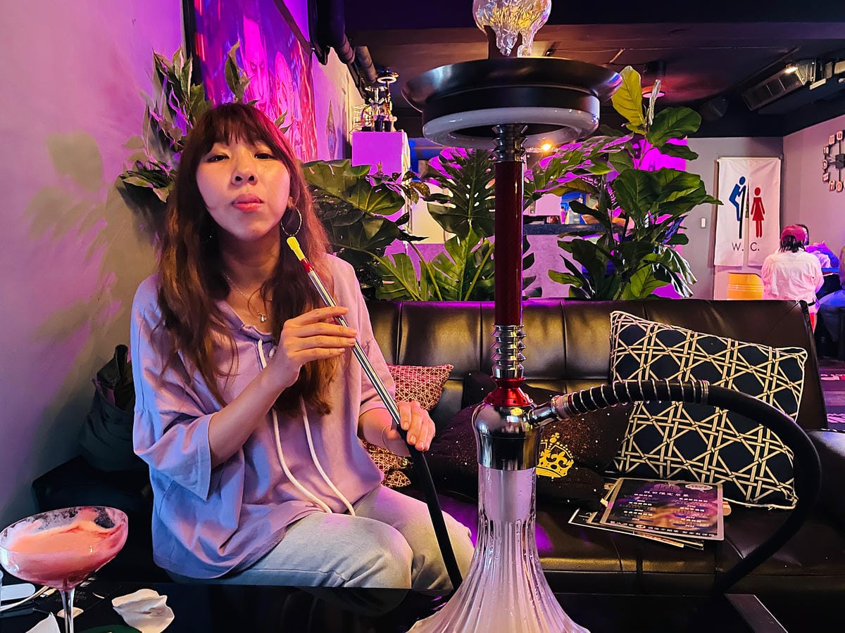 【艾琦冷飲室A Ki Drinks Bar】新北板橋餐酒館推薦!「創意調酒」「塔羅牌占卜」「抽水煙」「飛鏢機」「桌遊」新北板橋最嗨深夜酒吧,與朋友聚會玩樂首選!