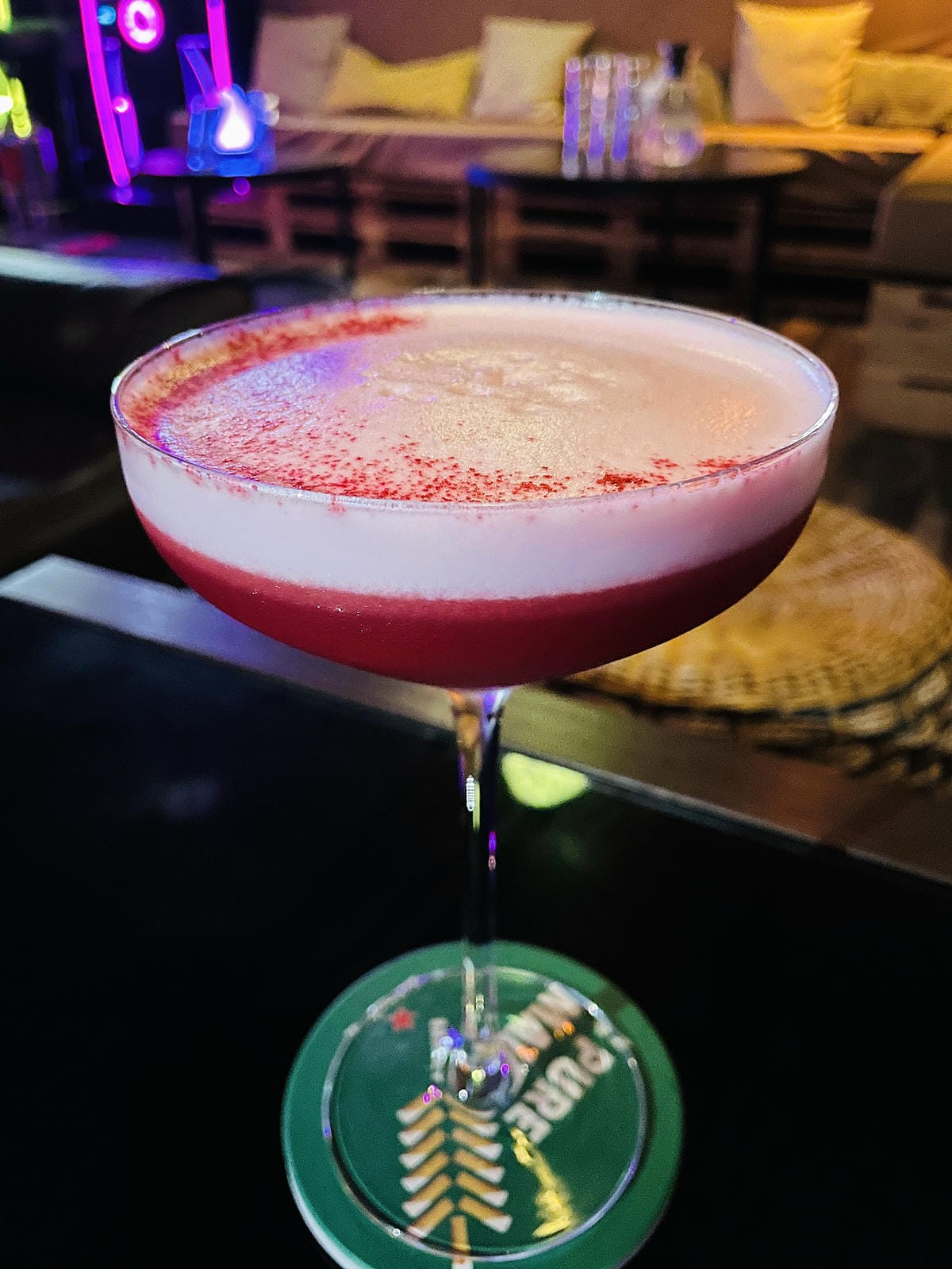 【艾琦冷飲室A Ki Drinks Bar】新北板橋餐酒館推薦!「創意調酒」「塔羅牌占卜」「抽水煙」「飛鏢機」「桌遊」新北板橋最嗨深夜酒吧,與朋友聚會玩樂首選!