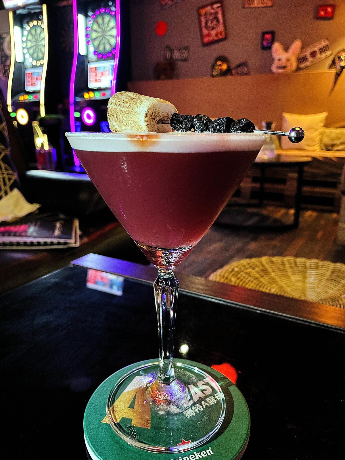 【艾琦冷飲室A Ki Drinks Bar】新北板橋餐酒館推薦!「創意調酒」「塔羅牌占卜」「抽水煙」「飛鏢機」「桌遊」新北板橋最嗨深夜酒吧,與朋友聚會玩樂首選!