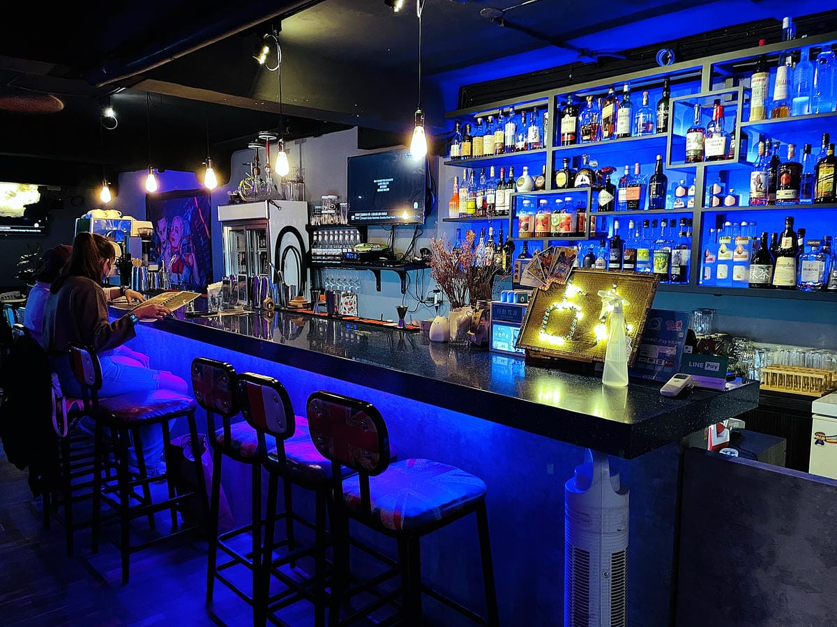 【艾琦冷飲室A Ki Drinks Bar】新北板橋餐酒館推薦!「創意調酒」「塔羅牌占卜」「抽水煙」「飛鏢機」「桌遊」新北板橋最嗨深夜酒吧,與朋友聚會玩樂首選!