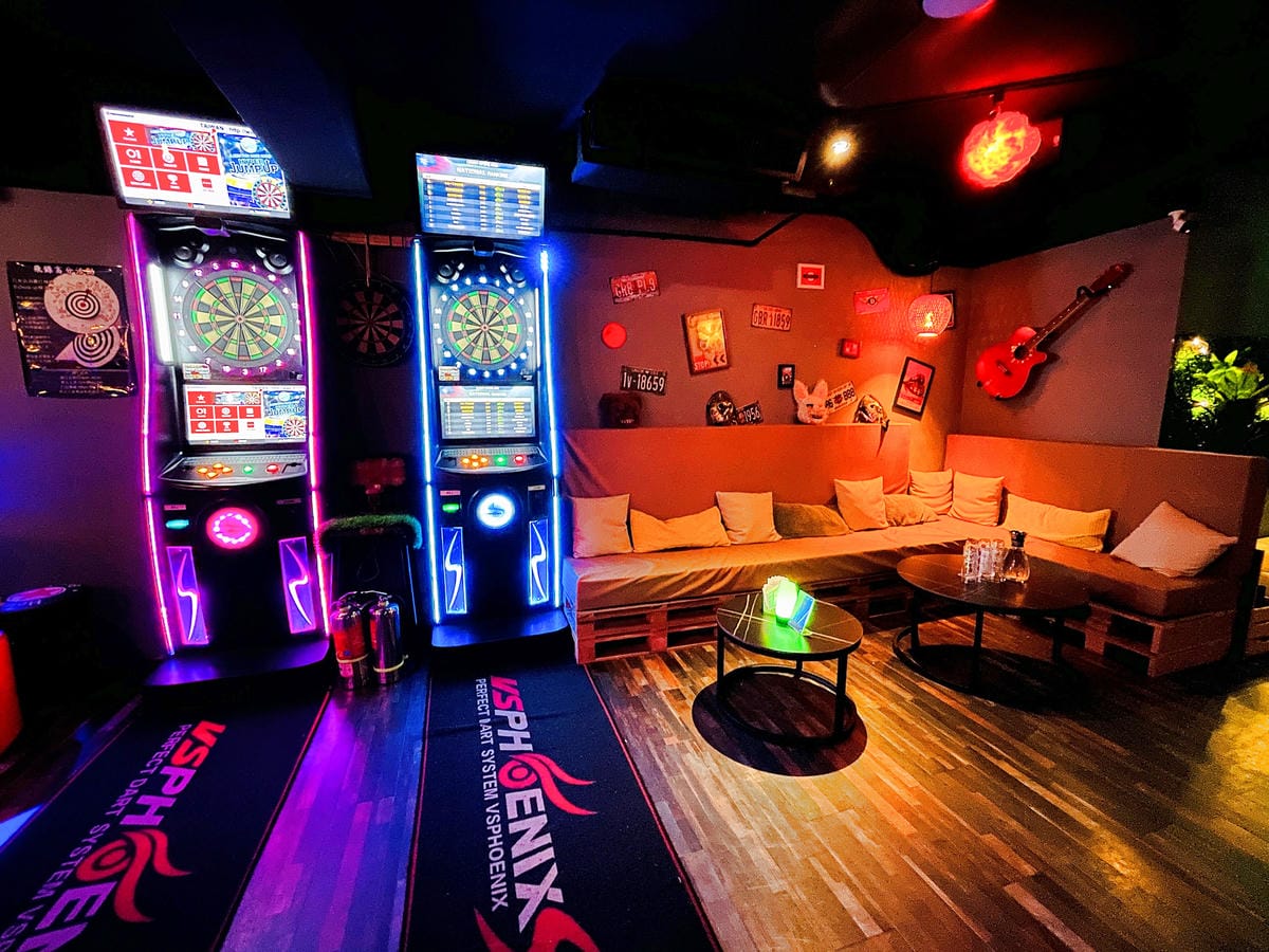 【艾琦冷飲室A Ki Drinks Bar】新北板橋餐酒館推薦!「創意調酒」「塔羅牌占卜」「抽水煙」「飛鏢機」「桌遊」新北板橋最嗨深夜酒吧,與朋友聚會玩樂首選!