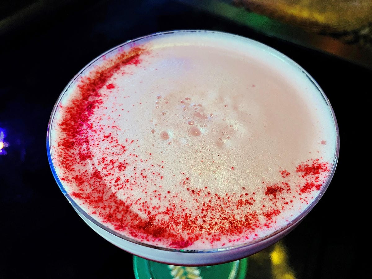 【艾琦冷飲室A Ki Drinks Bar】新北板橋餐酒館推薦!「創意調酒」「塔羅牌占卜」「抽水煙」「飛鏢機」「桌遊」新北板橋最嗨深夜酒吧,與朋友聚會玩樂首選!