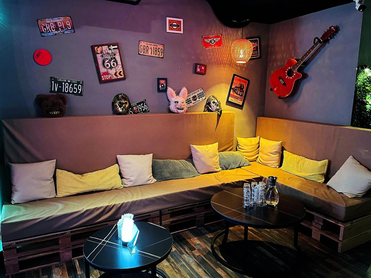 【艾琦冷飲室A Ki Drinks Bar】新北板橋餐酒館推薦!「創意調酒」「塔羅牌占卜」「抽水煙」「飛鏢機」「桌遊」新北板橋最嗨深夜酒吧,與朋友聚會玩樂首選!