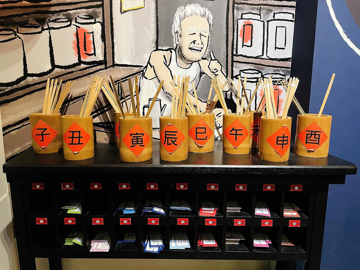 【茶二指故事館】南投名間熱門景點!巨型珍奶超好拍!買茶葉免費住「春秋茶事x彩虹水管屋」,獨家「白鷺紅茶拉麵」必吃!