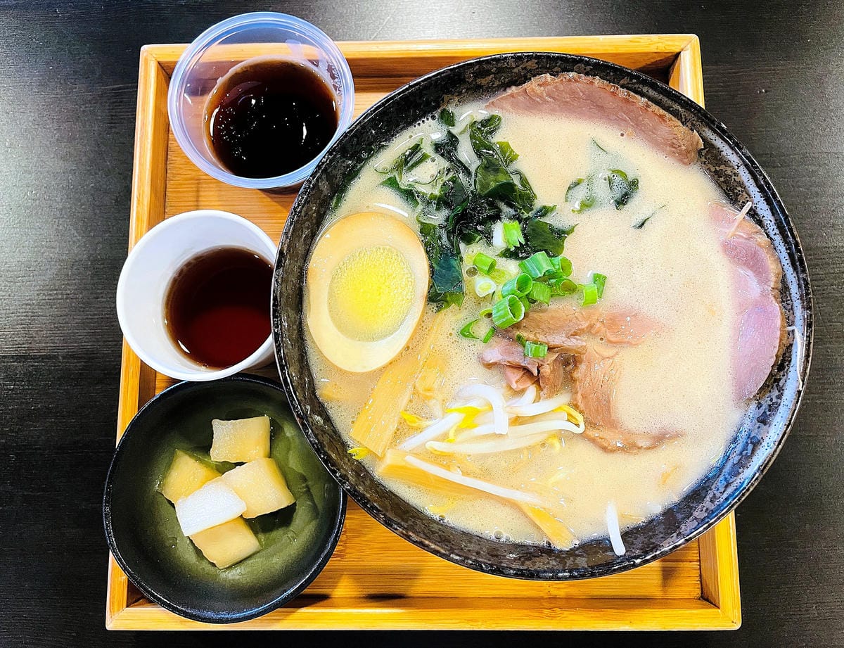 【茶二指故事館】南投名間熱門景點!巨型珍奶超好拍!買茶葉免費住「春秋茶事x彩虹水管屋」,獨家「白鷺紅茶拉麵」必吃!