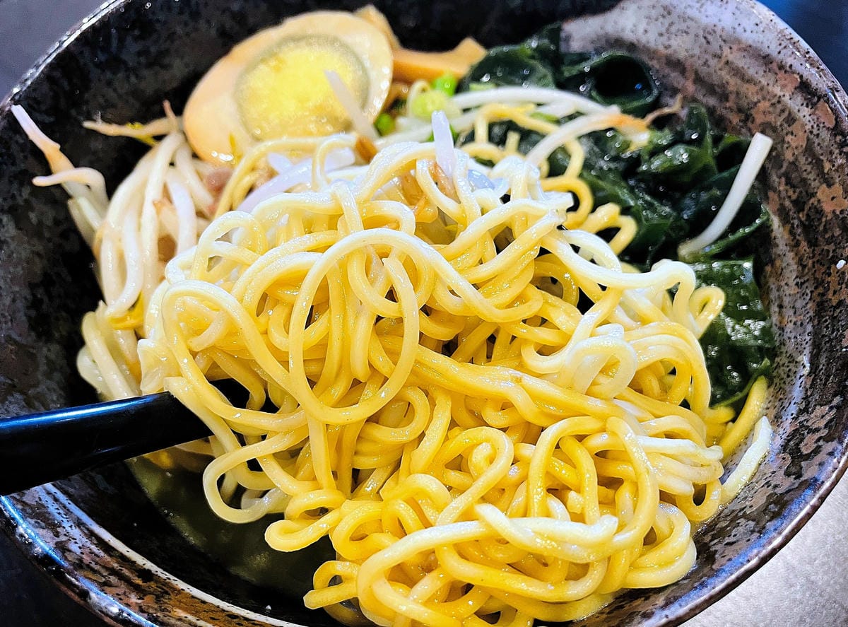 【茶二指故事館】南投名間熱門景點!巨型珍奶超好拍!買茶葉免費住「春秋茶事x彩虹水管屋」,獨家「白鷺紅茶拉麵」必吃!