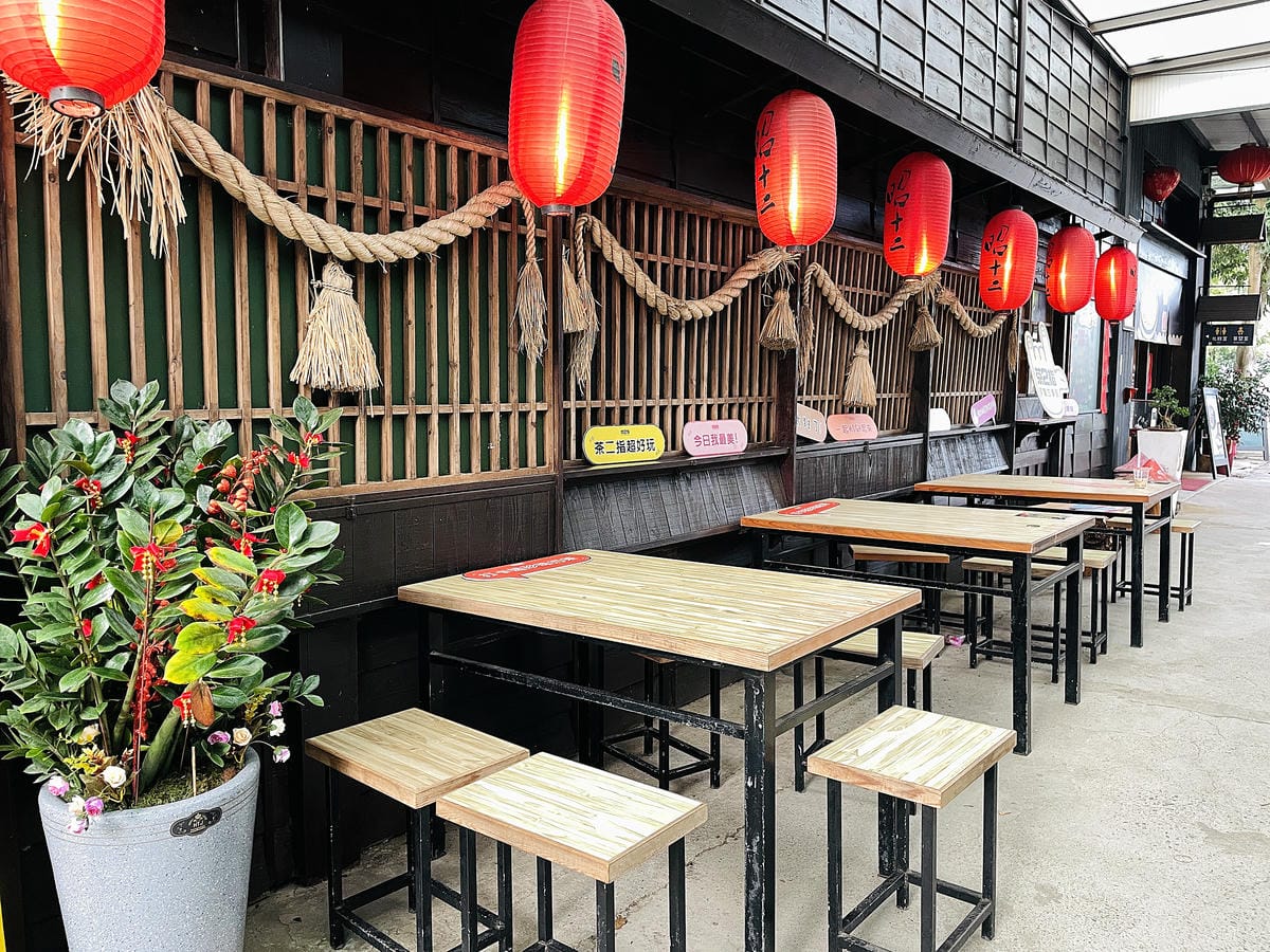 【茶二指故事館】南投名間熱門景點!巨型珍奶超好拍!買茶葉免費住「春秋茶事x彩虹水管屋」,獨家「白鷺紅茶拉麵」必吃!