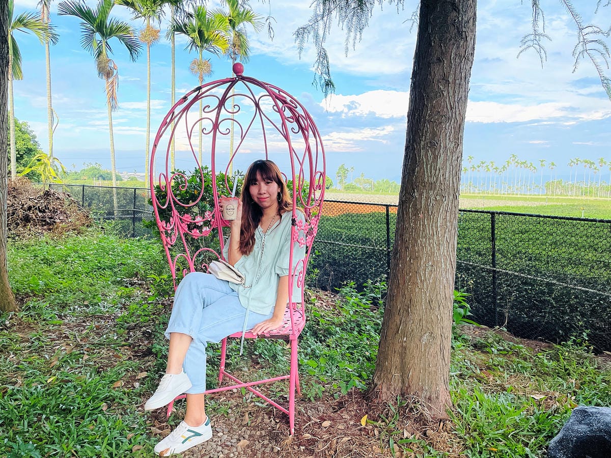 【茶二指故事館】南投名間熱門景點!巨型珍奶超好拍!買茶葉免費住「春秋茶事x彩虹水管屋」,獨家「白鷺紅茶拉麵」必吃!