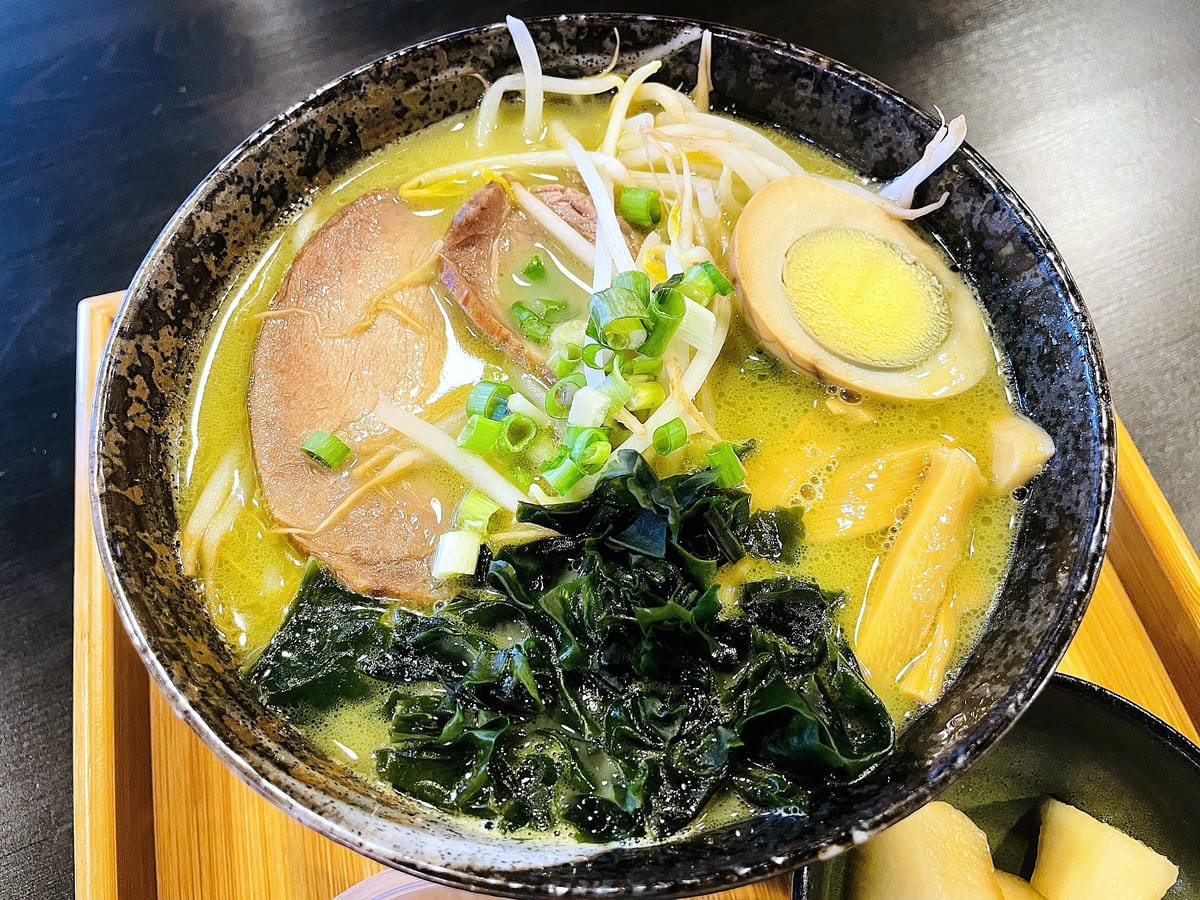 【茶二指故事館】南投名間熱門景點!巨型珍奶超好拍!買茶葉免費住「春秋茶事x彩虹水管屋」,獨家「白鷺紅茶拉麵」必吃!