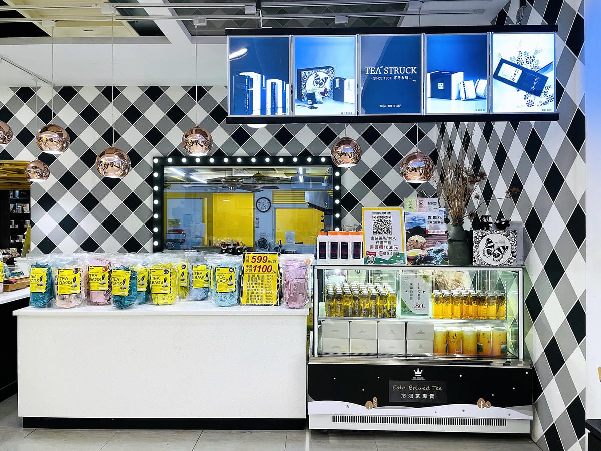 【茶二指故事館】南投名間熱門景點!巨型珍奶超好拍!買茶葉免費住「春秋茶事x彩虹水管屋」,獨家「白鷺紅茶拉麵」必吃!