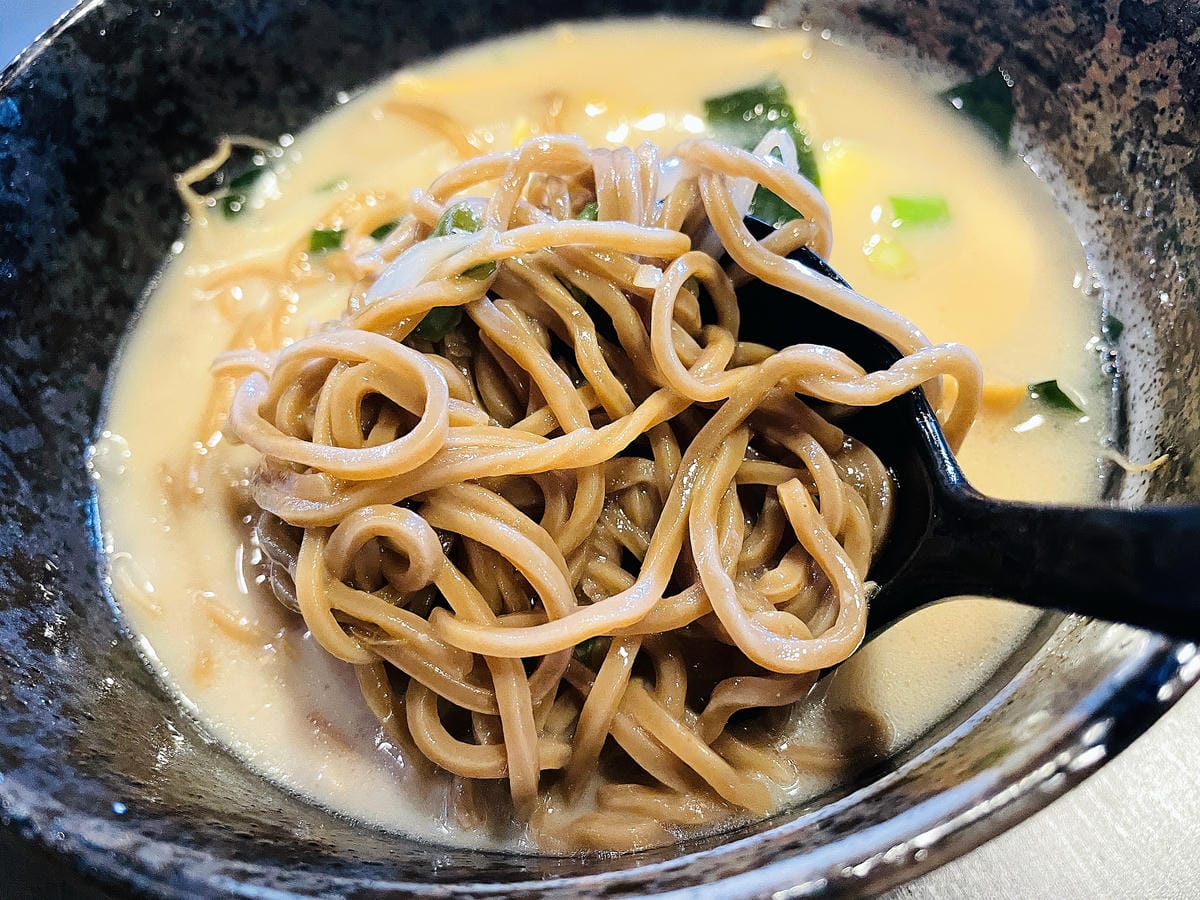 【茶二指故事館】南投名間熱門景點!巨型珍奶超好拍!買茶葉免費住「春秋茶事x彩虹水管屋」,獨家「白鷺紅茶拉麵」必吃!