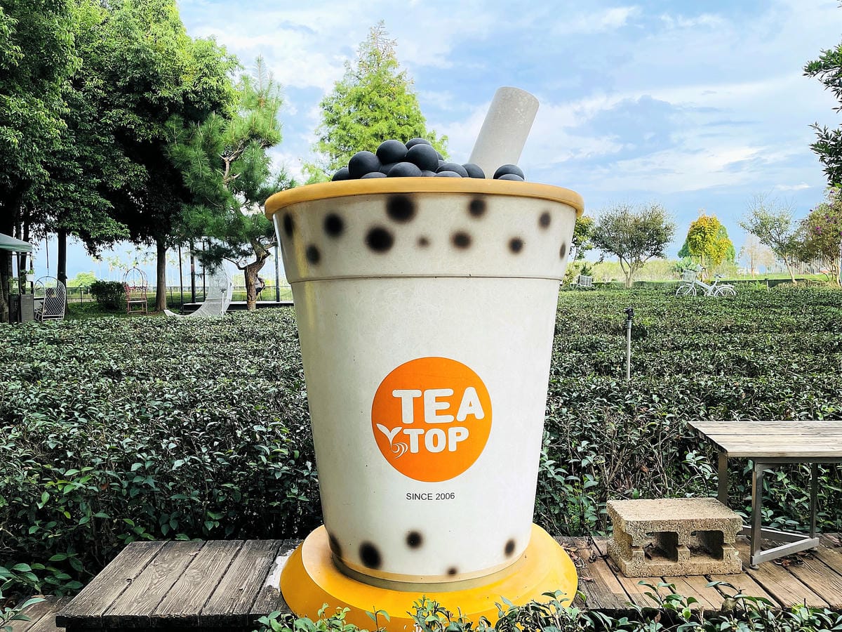 【茶二指故事館】南投名間熱門景點!巨型珍奶超好拍!買茶葉免費住「春秋茶事x彩虹水管屋」,獨家「白鷺紅茶拉麵」必吃!