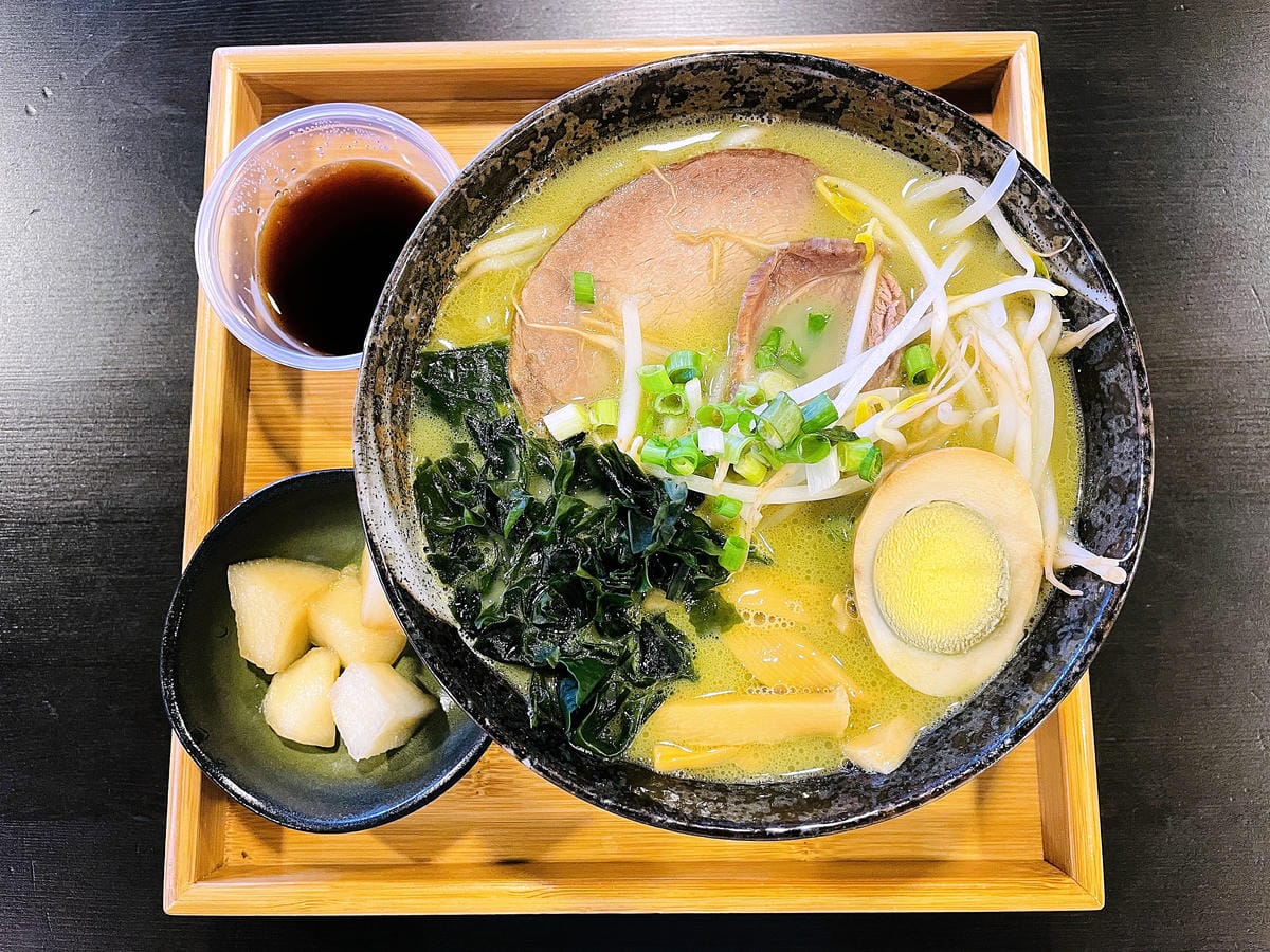 【茶二指故事館】南投名間熱門景點!巨型珍奶超好拍!買茶葉免費住「春秋茶事x彩虹水管屋」,獨家「白鷺紅茶拉麵」必吃!