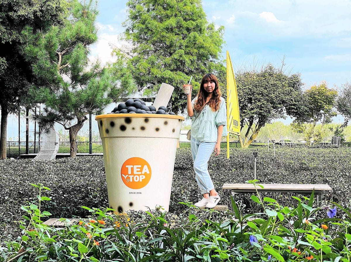 【茶二指故事館】南投名間熱門景點!巨型珍奶超好拍!買茶葉免費住「春秋茶事x彩虹水管屋」,獨家「白鷺紅茶拉麵」必吃!