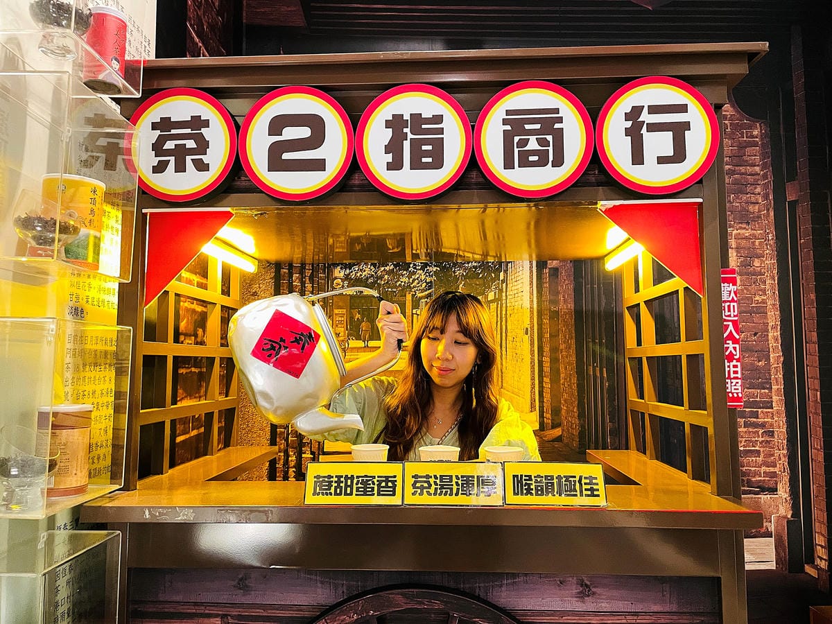 【茶二指故事館】南投名間熱門景點!巨型珍奶超好拍!買茶葉免費住「春秋茶事x彩虹水管屋」,獨家「白鷺紅茶拉麵」必吃!