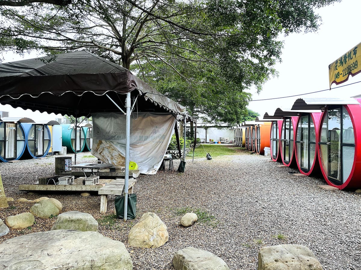 【茶二指故事館】南投名間熱門景點!巨型珍奶超好拍!買茶葉免費住「春秋茶事x彩虹水管屋」,獨家「白鷺紅茶拉麵」必吃!