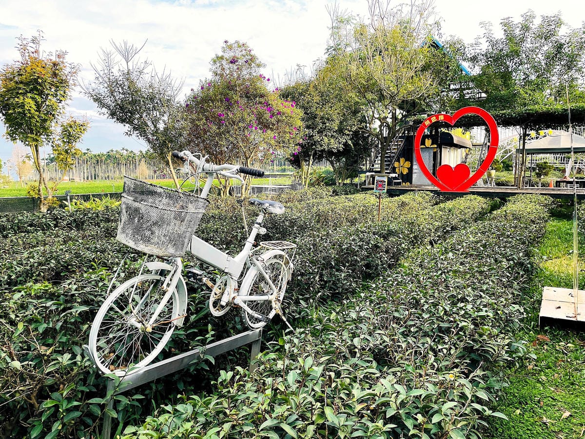 【茶二指故事館】南投名間熱門景點!巨型珍奶超好拍!買茶葉免費住「春秋茶事x彩虹水管屋」,獨家「白鷺紅茶拉麵」必吃!