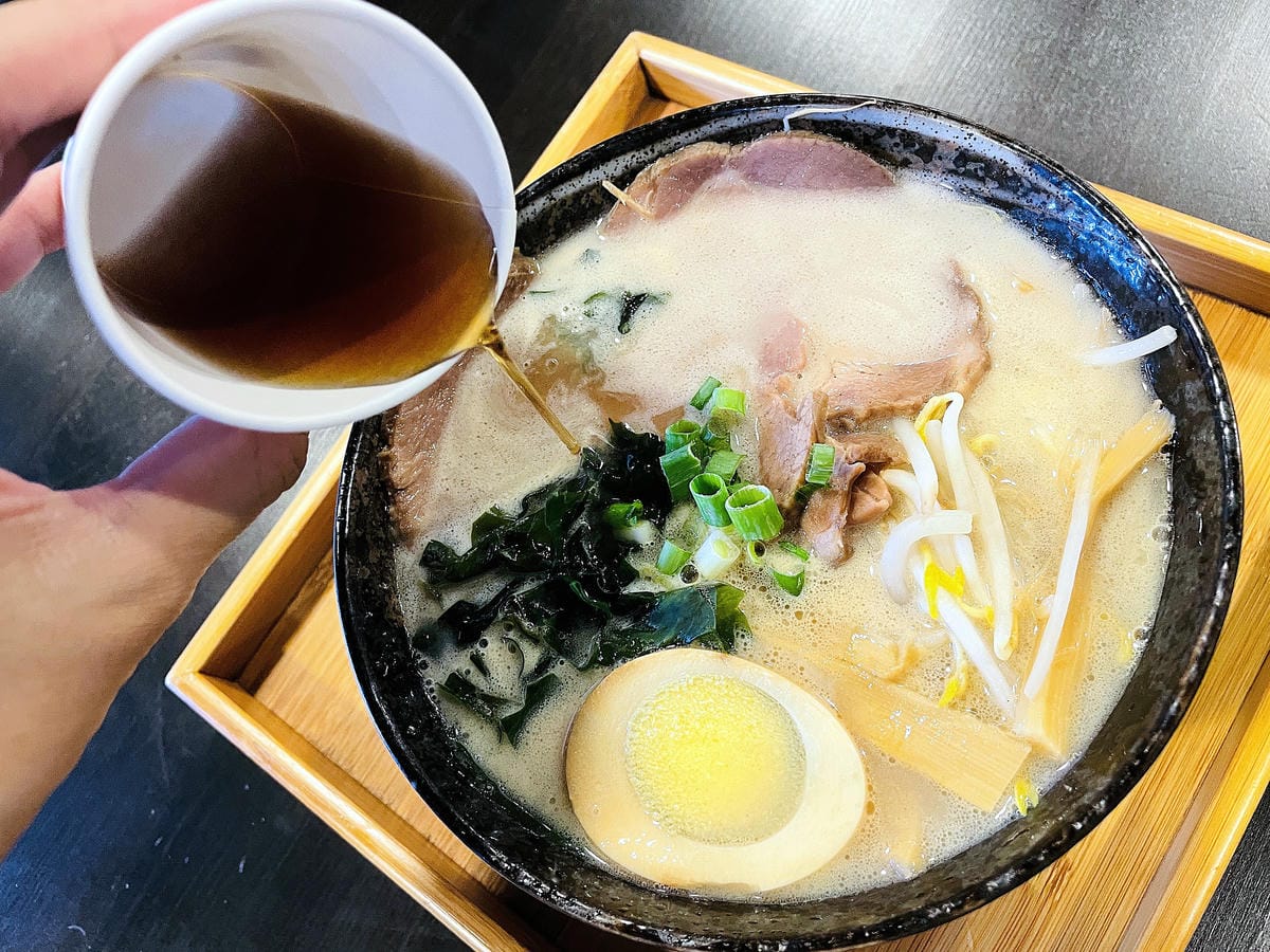 【茶二指故事館】南投名間熱門景點!巨型珍奶超好拍!買茶葉免費住「春秋茶事x彩虹水管屋」,獨家「白鷺紅茶拉麵」必吃!