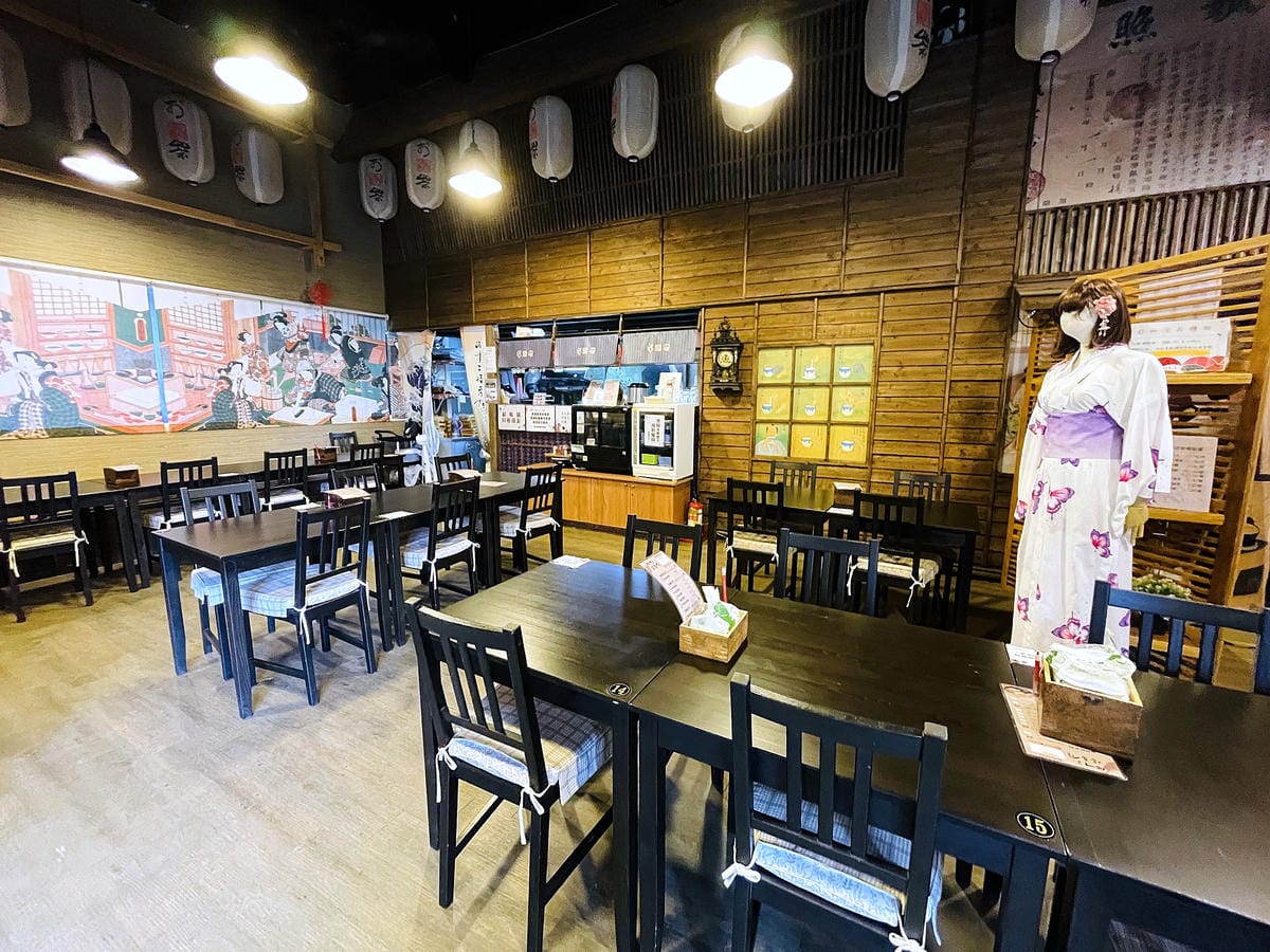 【茶二指故事館】南投名間熱門景點!巨型珍奶超好拍!買茶葉免費住「春秋茶事x彩虹水管屋」,獨家「白鷺紅茶拉麵」必吃!