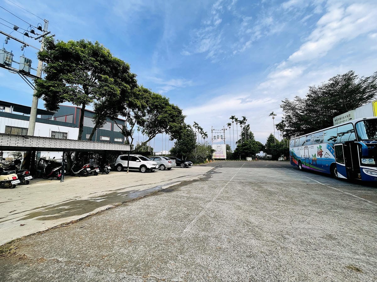 【茶二指故事館】南投名間熱門景點!巨型珍奶超好拍!買茶葉免費住「春秋茶事x彩虹水管屋」,獨家「白鷺紅茶拉麵」必吃!