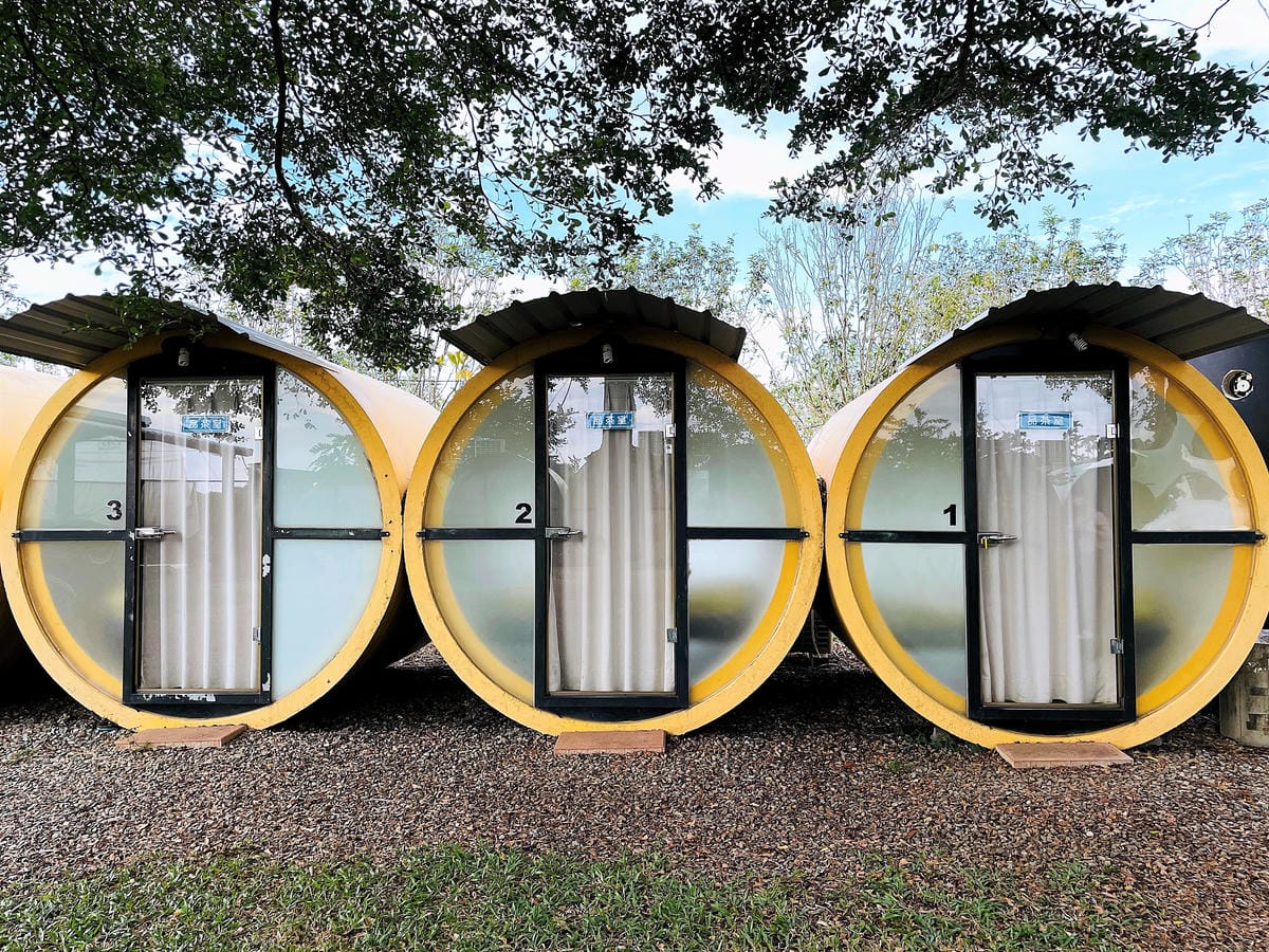 【茶二指故事館】南投名間熱門景點!巨型珍奶超好拍!買茶葉免費住「春秋茶事x彩虹水管屋」,獨家「白鷺紅茶拉麵」必吃!